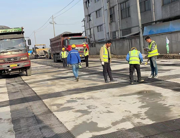 蔚县老材料的新故事：玻璃纤维土工格栅如何在‘白改黑’浪潮中重获新生？